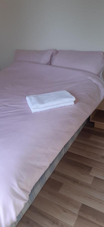 Appartamento Our Guests Are Royal Wellingborough Esterno foto