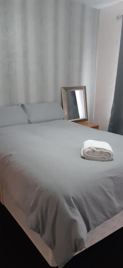Appartamento Our Guests Are Royal Wellingborough Esterno foto