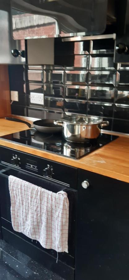 Appartamento Our Guests Are Royal Wellingborough Esterno foto
