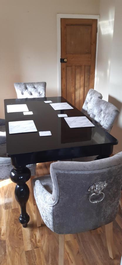 Appartamento Our Guests Are Royal Wellingborough Esterno foto